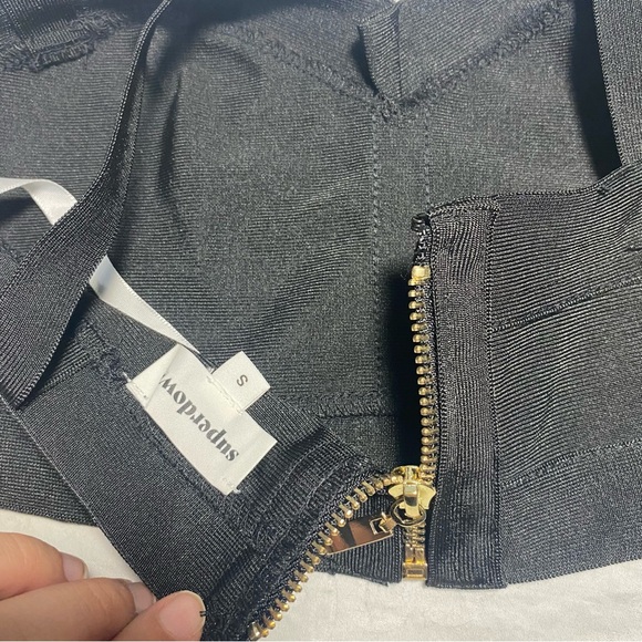 NWT Superdown 🖤 Bandage Fabric Bralette Crop Top Small Shoulder Strap Stretchy - Picture 5 of 8